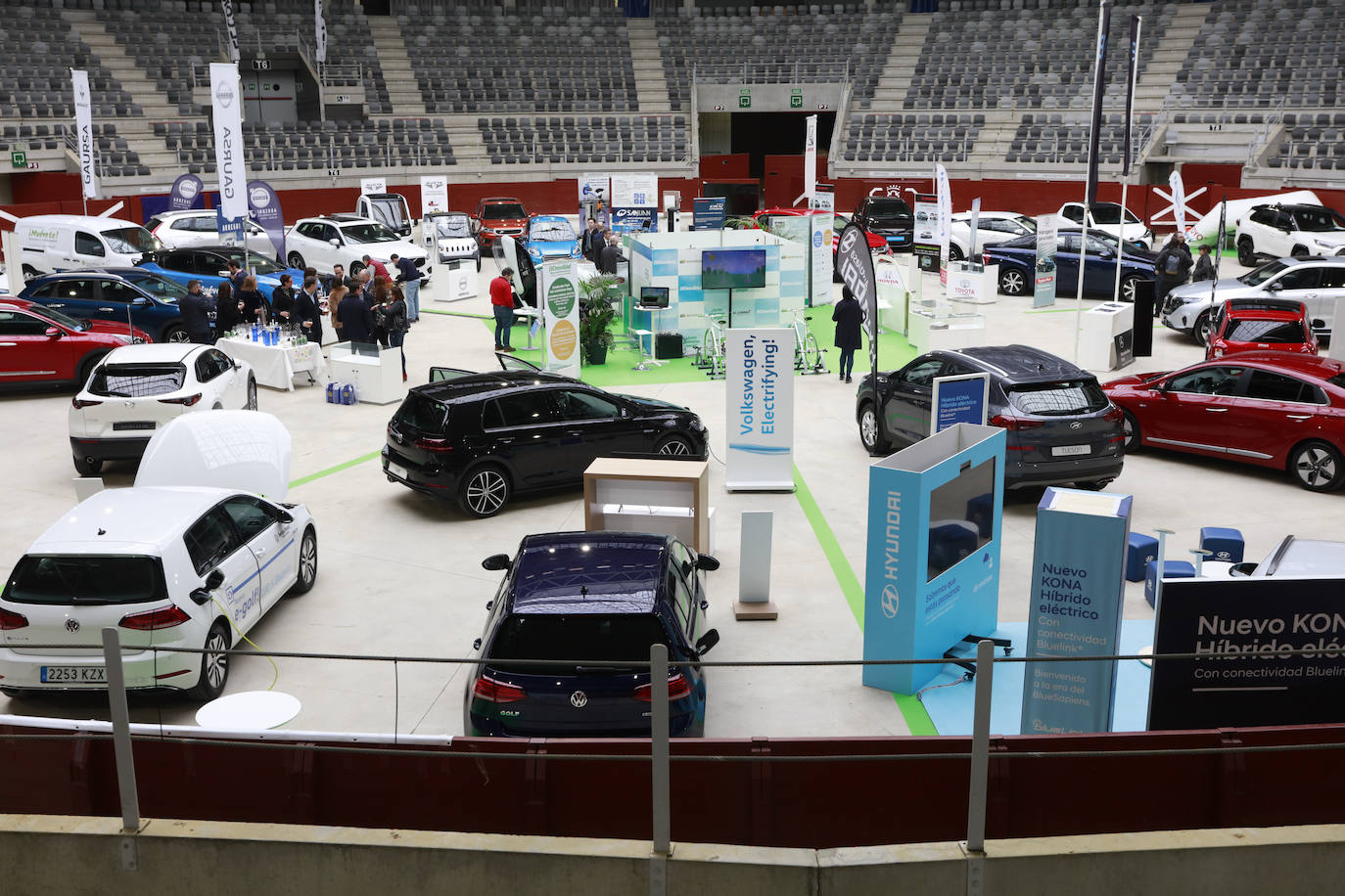 Fotos: Más de un millar de personas conocen los mejores coches sostenibles en el Iradier Arena