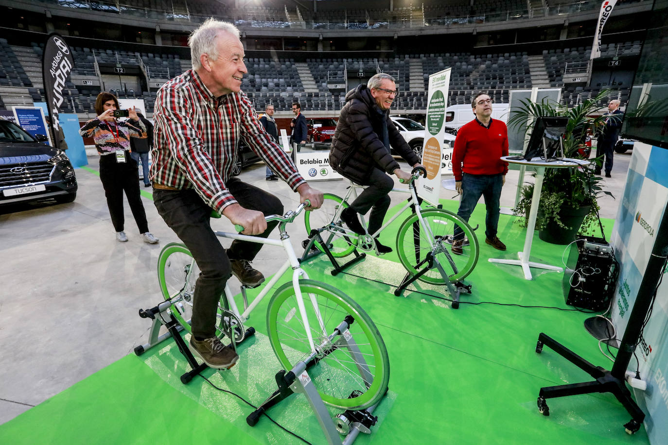 Fotos: Más de un millar de personas conocen los mejores coches sostenibles en el Iradier Arena