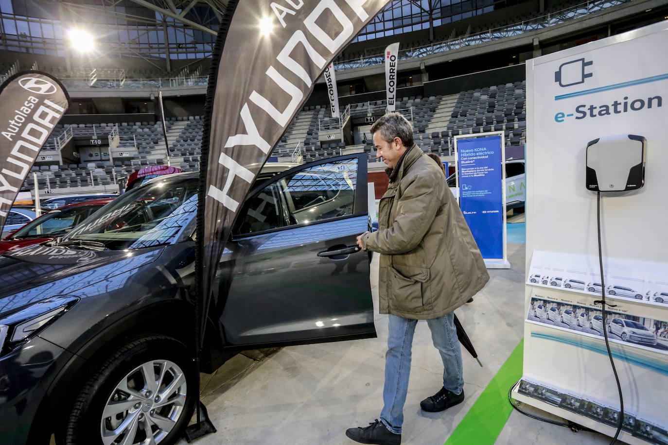 Fotos: Más de un millar de personas conocen los mejores coches sostenibles en el Iradier Arena