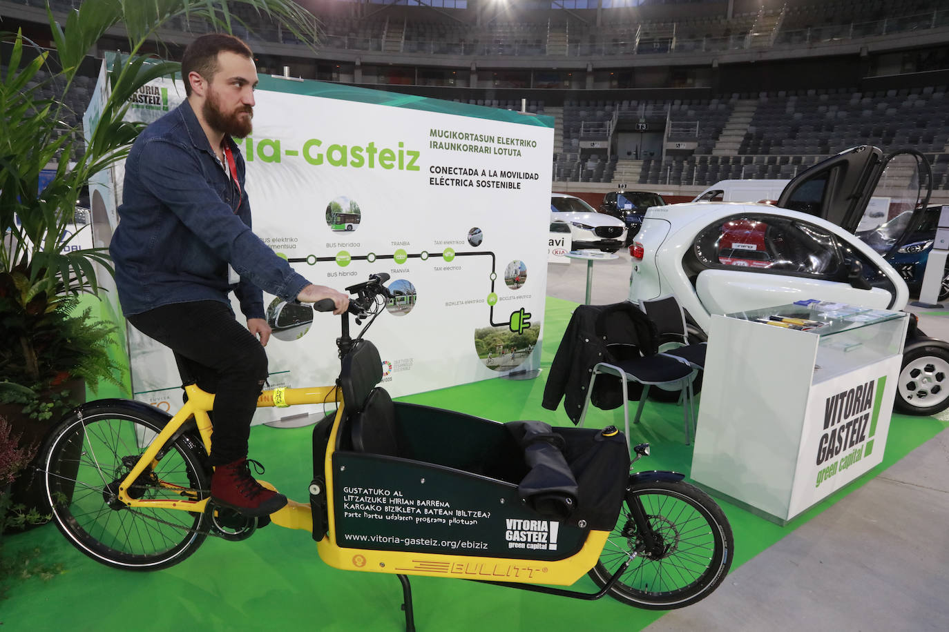 Fotos: Más de un millar de personas conocen los mejores coches sostenibles en el Iradier Arena