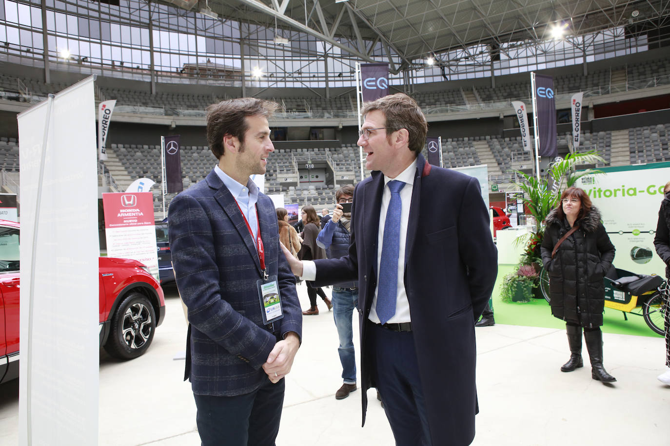 Fotos: Más de un millar de personas conocen los mejores coches sostenibles en el Iradier Arena