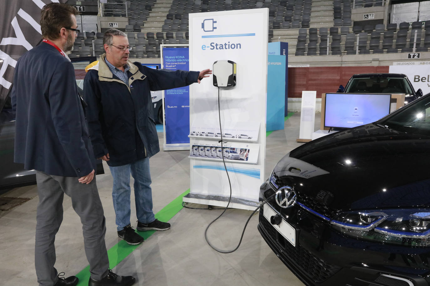 Fotos: Más de un millar de personas conocen los mejores coches sostenibles en el Iradier Arena