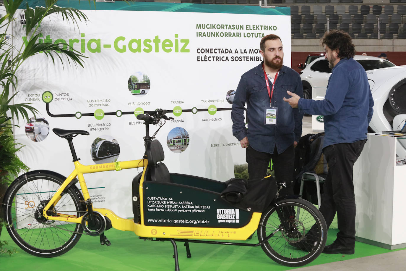 Fotos: Más de un millar de personas conocen los mejores coches sostenibles en el Iradier Arena