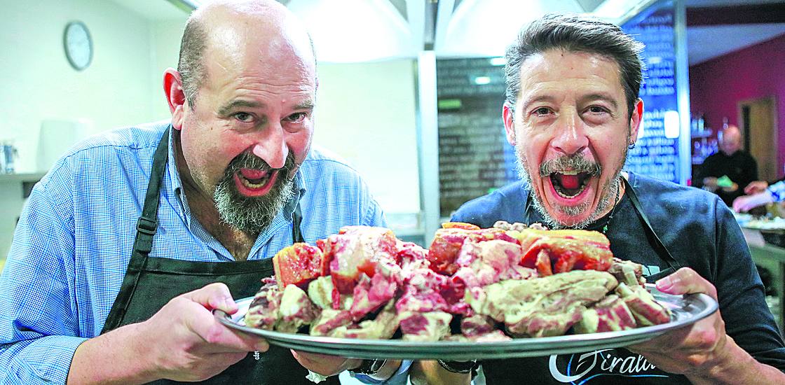 Iosu Fernández de Larrinoa y Iosu Bilbao, listos para cocinar.