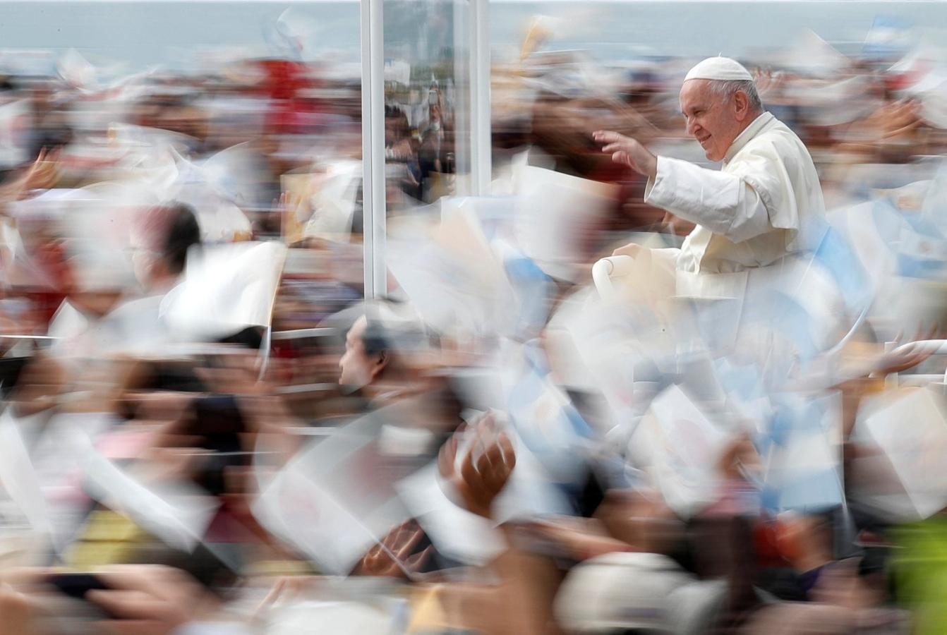 El Papa Francisco atraviesa la multitud de fieles que asiste a la misa en el estadio de beisbol de Nagasaki (Japón).