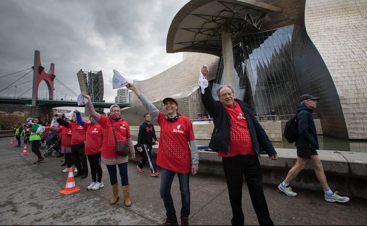 Un abrazo solidario y una petición contra el cáncer infantil en Bilbao: «Hace falta más dinero para ganar esta batalla»