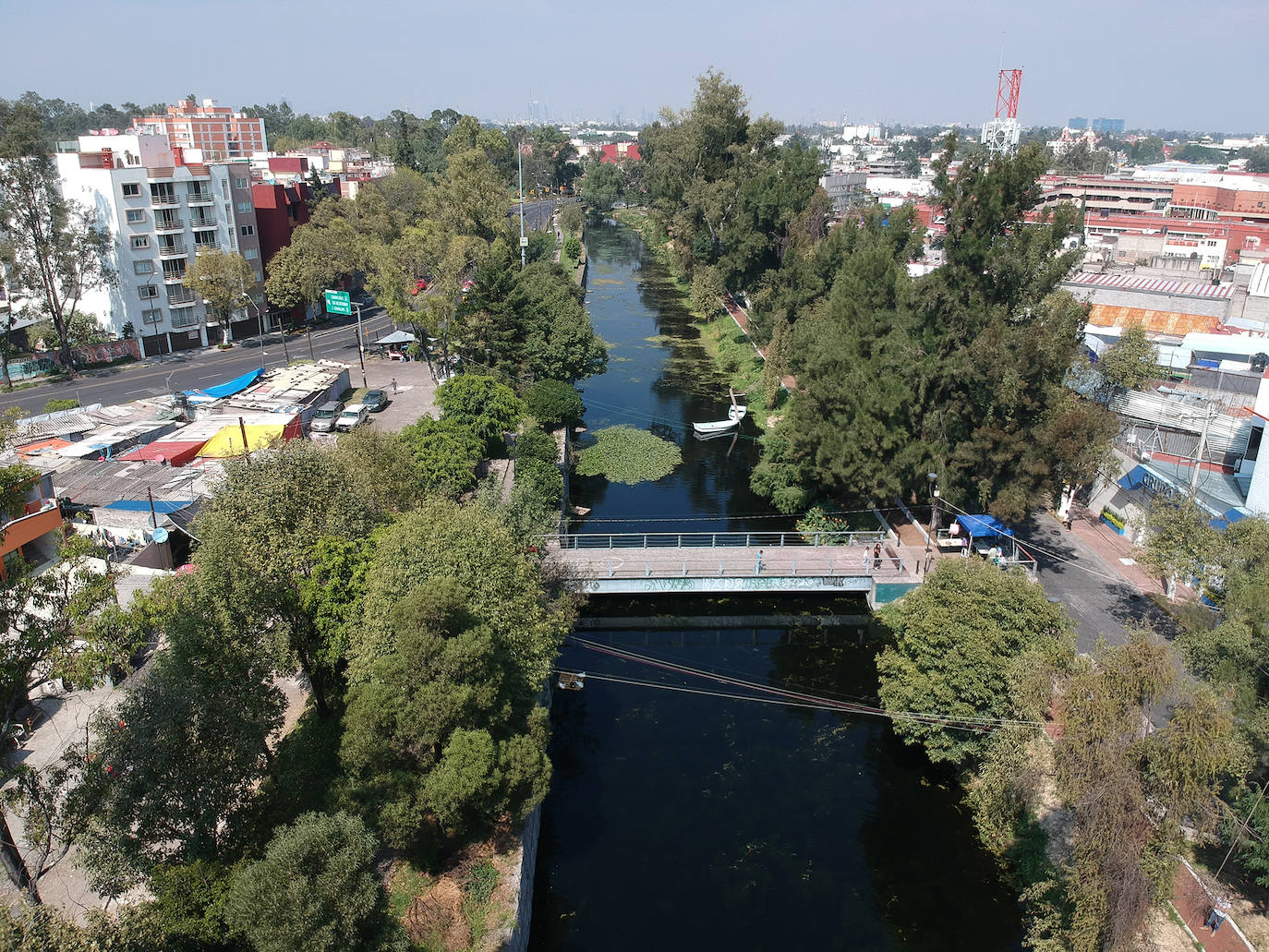 Canal nacional (Ciudad de México, México). «El gobierno mejicano quiere construir un parque sobre la vía fluvial arficial más grande de latinoamérica. Los fondos servirán para ofrecer al gobierno otra solución». WMF