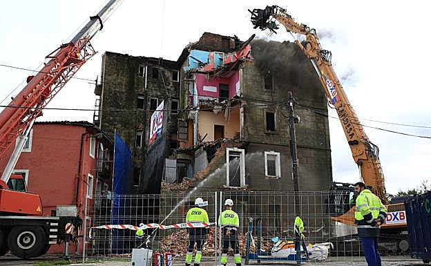 Un operario supervisa la demolición en el número 1 de Camino del Arsenal. 