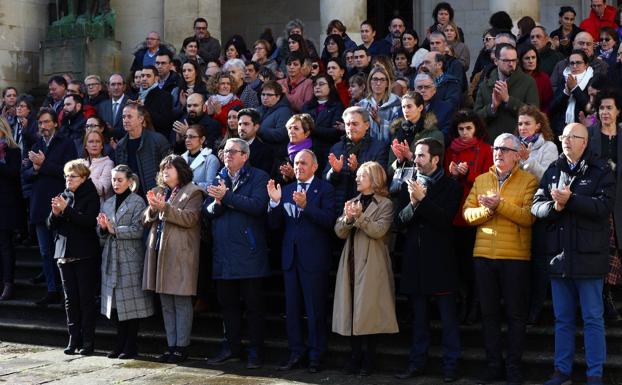 La protesta, en la escalinata del Palacio de la provincia, en Vitoria. 