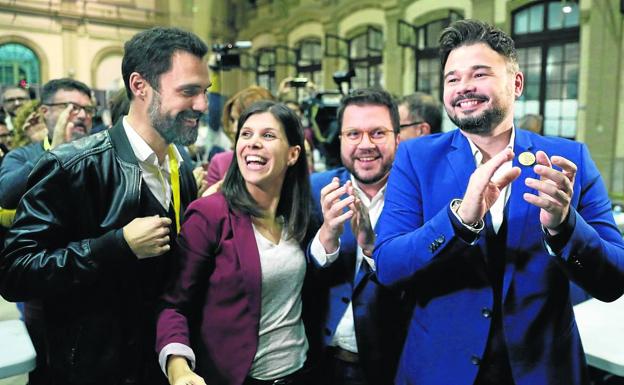 De izquierda a derecha, los dirigentes de ERC Torrent, Vilalta, Aragonès y Rufián. 