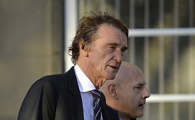 Jim Ratcliffe, patrón del equipo Ineos, el antiguo Sky. 