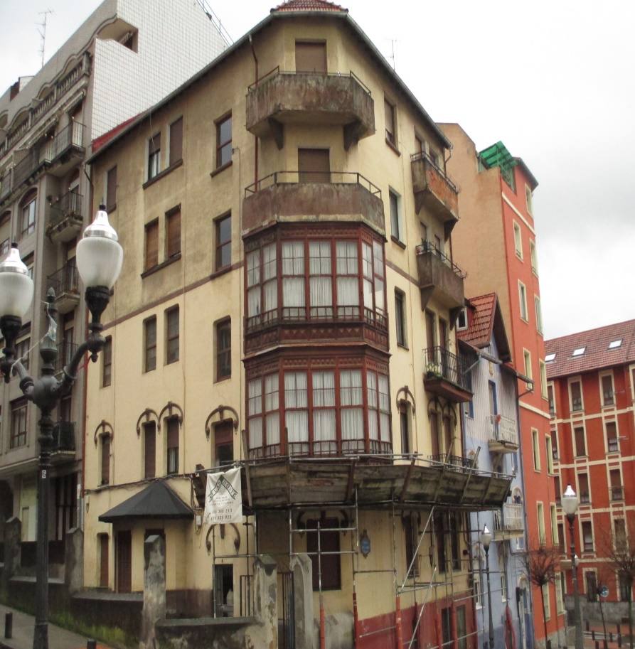 Primer edificio de Atxuri antes de la rehabilitación.