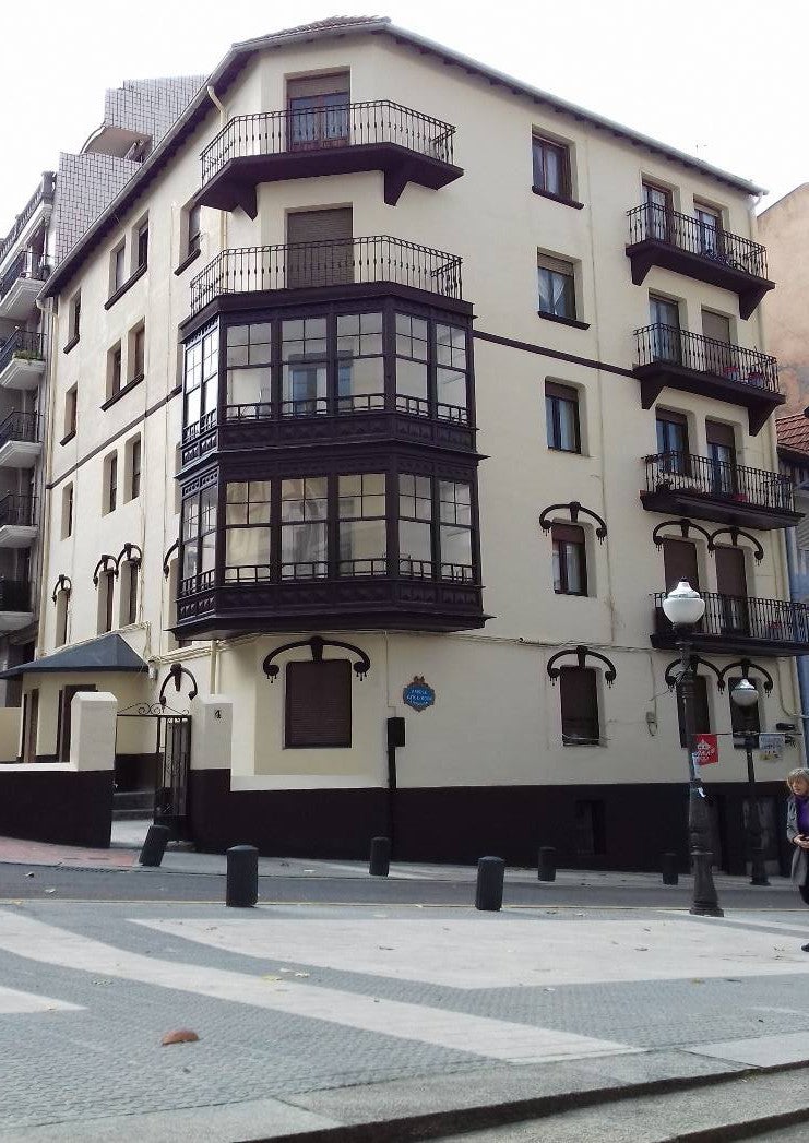 Primer edificio de Atxuri antes de la rehabilitación.