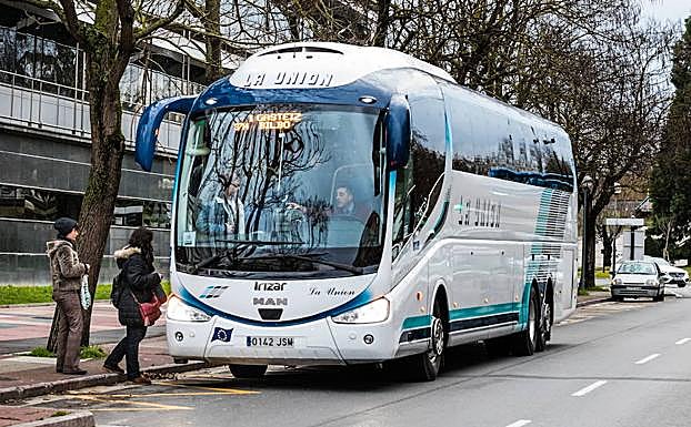 Autobús que realiza el servicio entre Vitoria y Bilbao. 