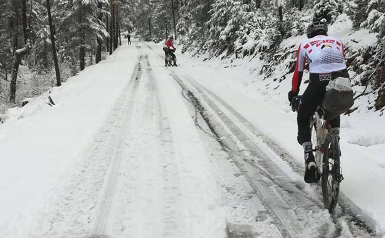 Thomas de Gendt se acerca a Tim Wellems durante su aventura. 