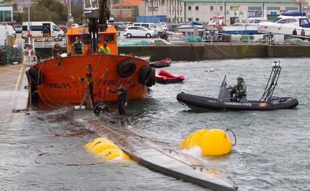 El remolcador Insuiña Rande saca a flote el narcosubmarino. 