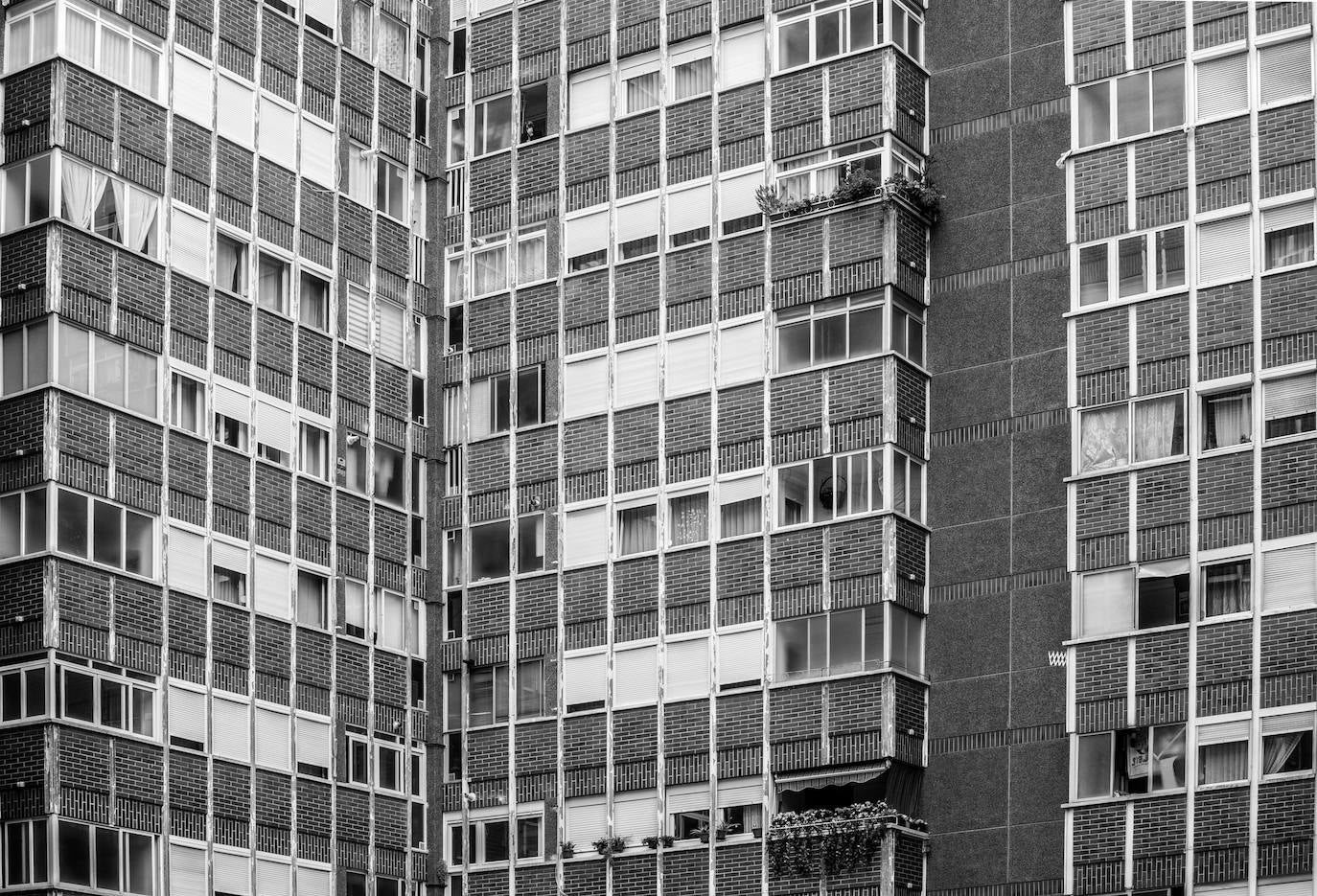 Bloques de viviendas que se levantaron para acoger a la avalancha de inmigrantes que llegaron a Vitoria en los años 60 y 70. Calle Paula Montal. 