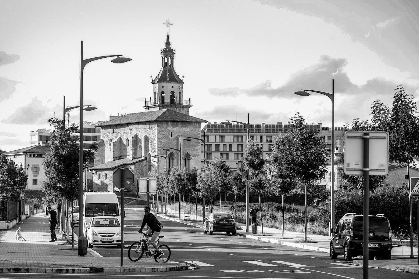 Al fondo, la parroquia de San Millán de Ali, vista desde la calle Océano Atlántico.