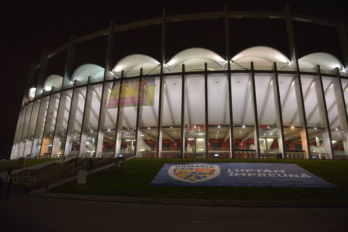 National Arena (Bucarest). Con capacidad para 54.000 espectadores, fue reinaugurado en 2001 en el antiguo emplazamiento del antiguo Estadio Nacional, la anterior sede de la selección nacional de Rumanía y la sede preferente para las finales de la copa rumana.