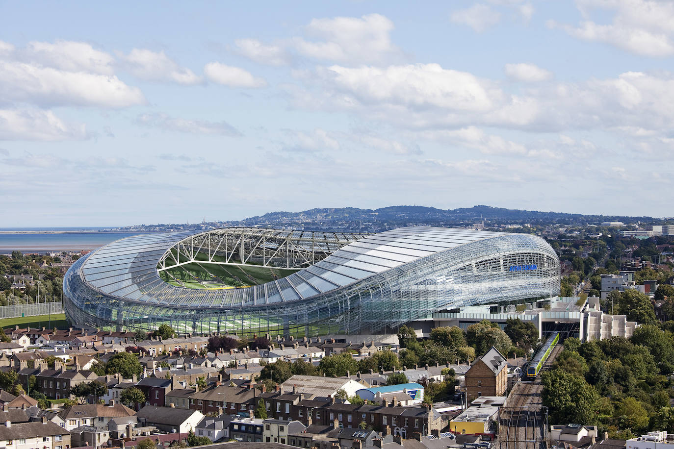 Dublin Arena (Dublín). Antes conocido como Lansdowne Road Stadium, fue construido en 1872 y presume de 146 años de historia del deporte irlandés. Con una capacidad de 51.000 espectadores, es el primer y único estadio de categoría UEFA Elite que tiene Irlanda, y fue sede de la final de la UEFA Europa League de 2011. 