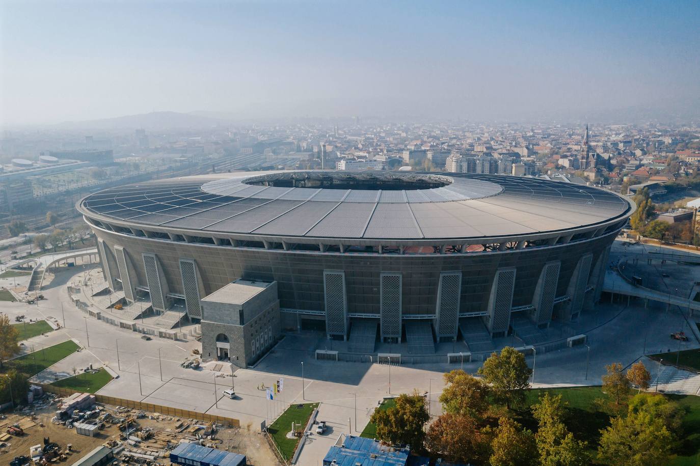 Puskas Arena (Budapest). Sucesor del viejo e histórico estadio Ferenc Puskás Stadion -testigo de la mayor derrota internacional de Inglaterra, cuando perdió por 7-1 ante Hungría el 23 de mayo de 1954-, aún está por terminar. 