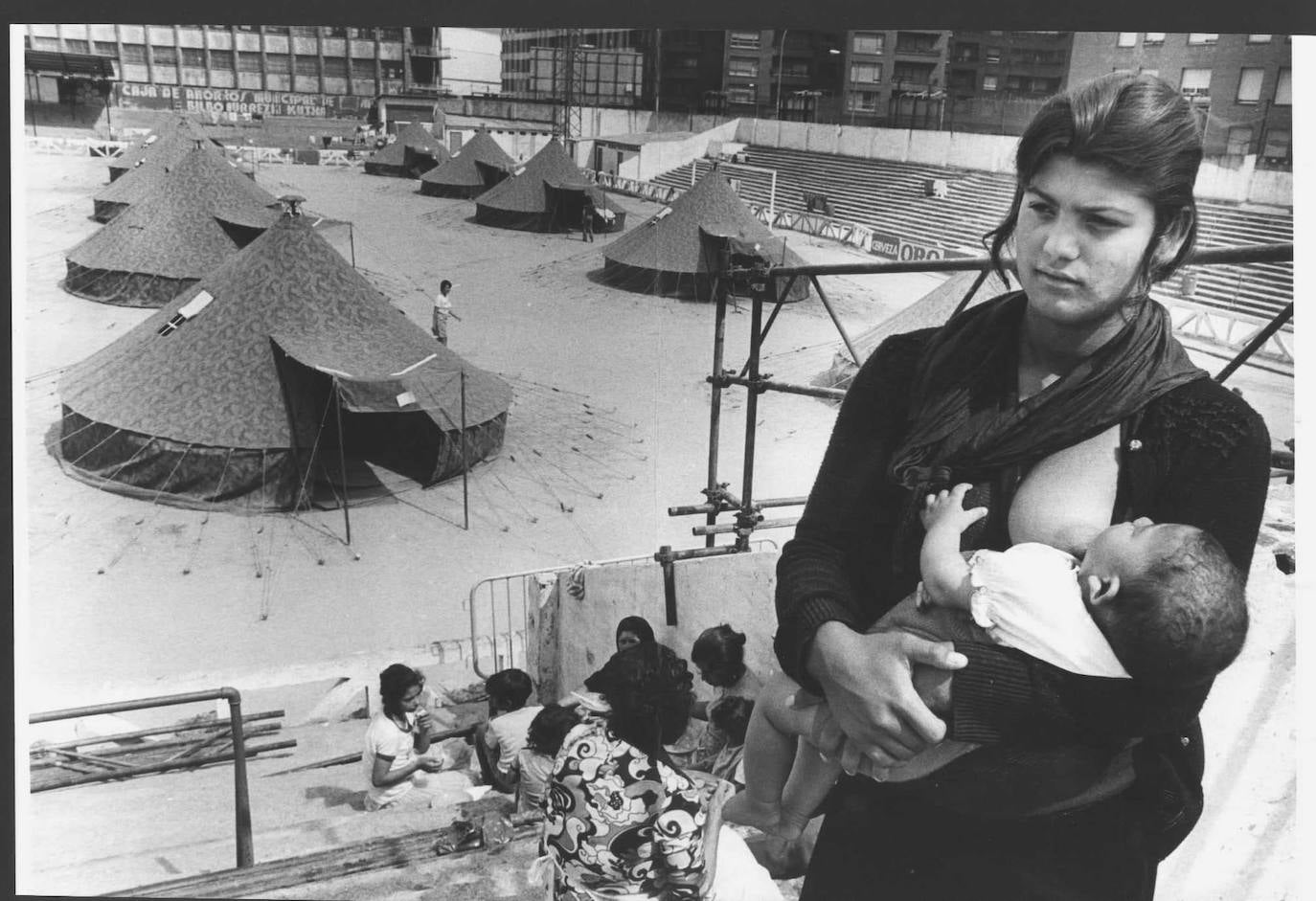 El campo de juego se convirtió en un terreno de acogida durante las catastróficas inundaciones de agosto de 1983. El Ejército construyó allí tiendas de campaña para alojar sobre todo a familias de etnia gitana que se habían quedado sin hogar por las riadas.