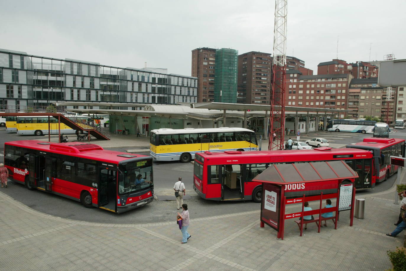 La provisionalidad inicial de la estación de Termibus acabó dilatándose 21 años. En la imagen, autobuses de Bizkaibus, Bilbobus y La Unión en la parada, que era usada por miles de pasajeros cada día.