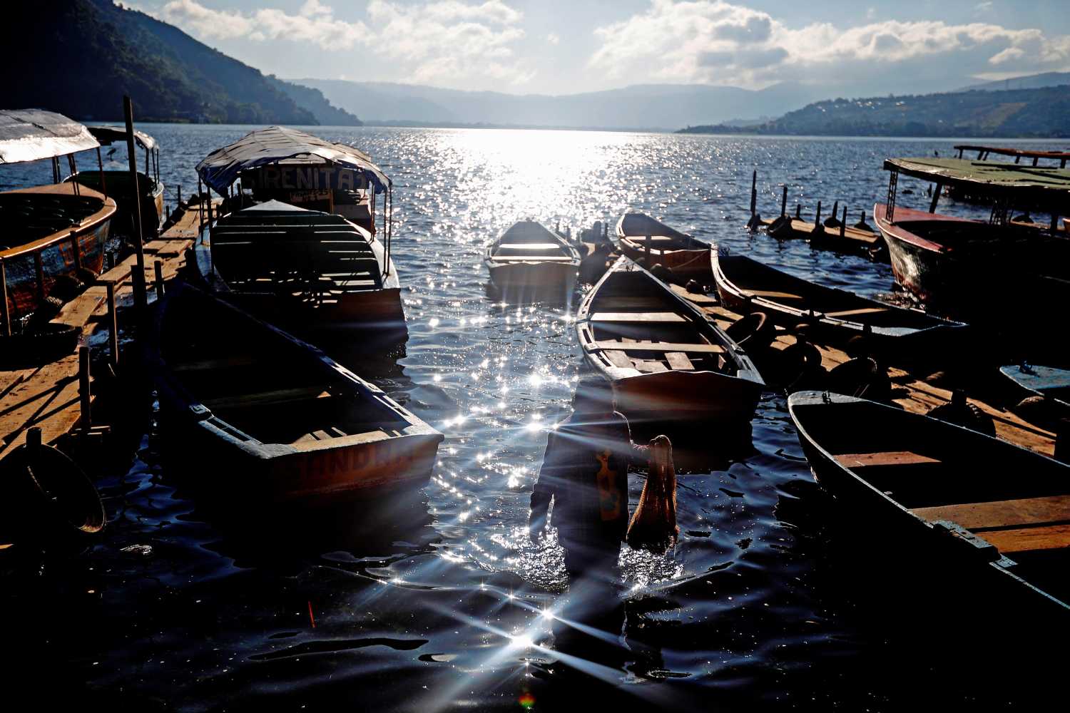 Una mujer pesca en el lago de Amatitlán, el cuerpo de agua más grande cercano a la Ciudad de Guatemala (Guatemala). Miles de toneladas de basura y desechos son depositados en el lago por los ríos que transportan los desechos de la ciudad y municipios cercanos