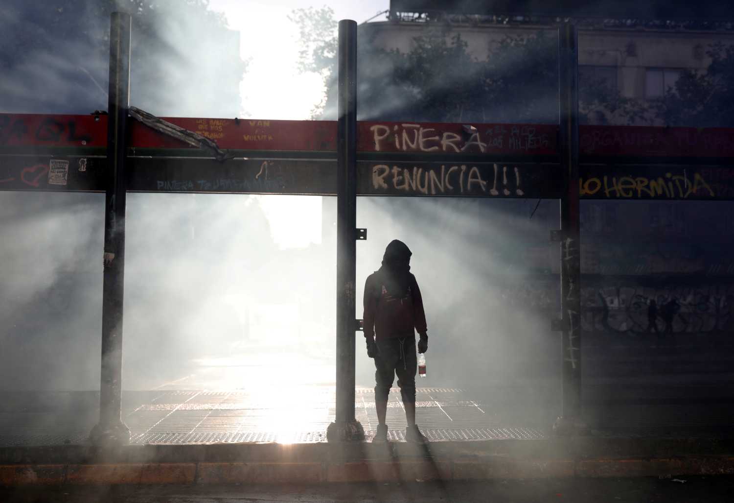 Manifestante participa en una protesta contra el gobierno de Chile en Santiago, Chile