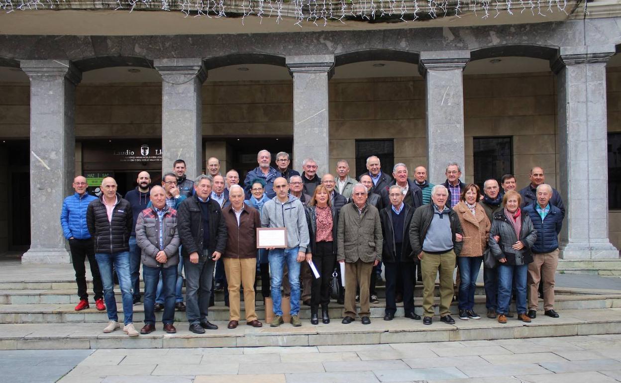 Miembros de Cosecha 48 y la Sociedad Ciclista Llodiana compartieron una comida tras el homenaje. 