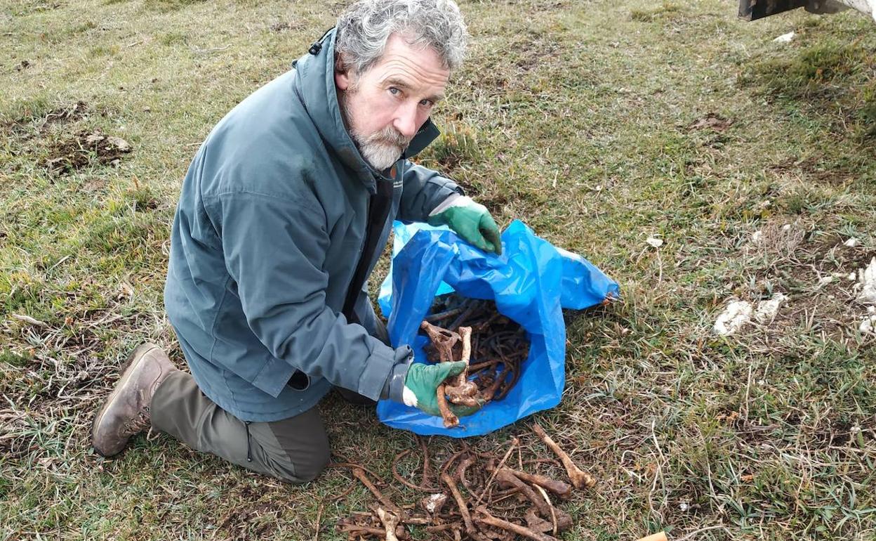 El guarda forestal muestra los huesos hallados en el interior de una sima en la sierra de Badaia.