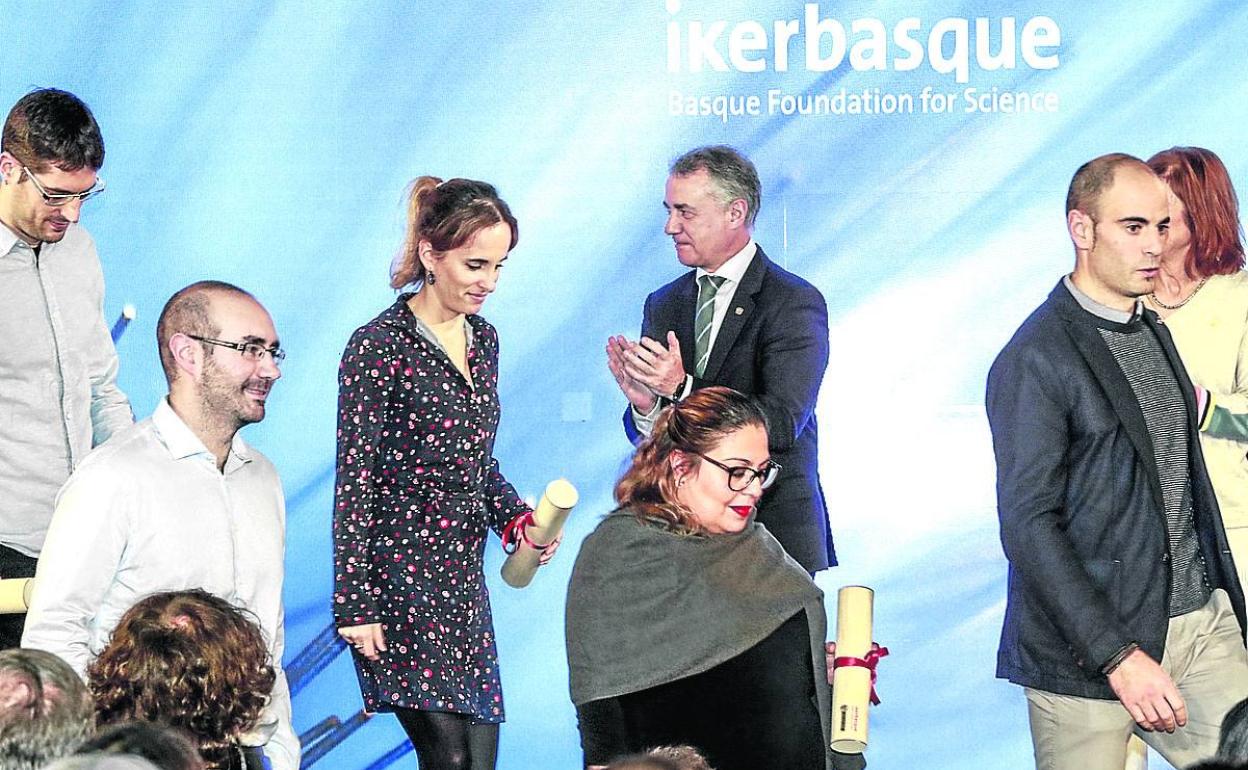 El lehendakari recibió en Vitoria a los nuevos investigadores de Ikerbasque. 