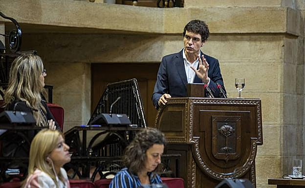 Rementeria, durante un pleno de las Juntas en Gernika. 