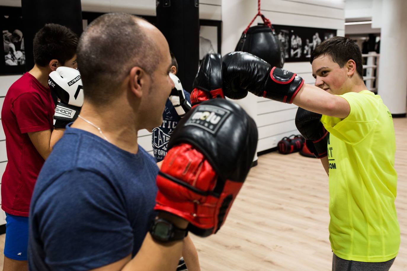 Un alumno golpea la protección de su profesor.