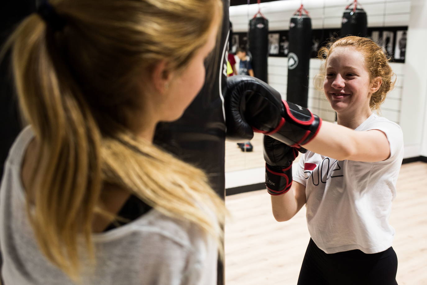 Una de las alumnas golpea con su puño izquierdo el saco.