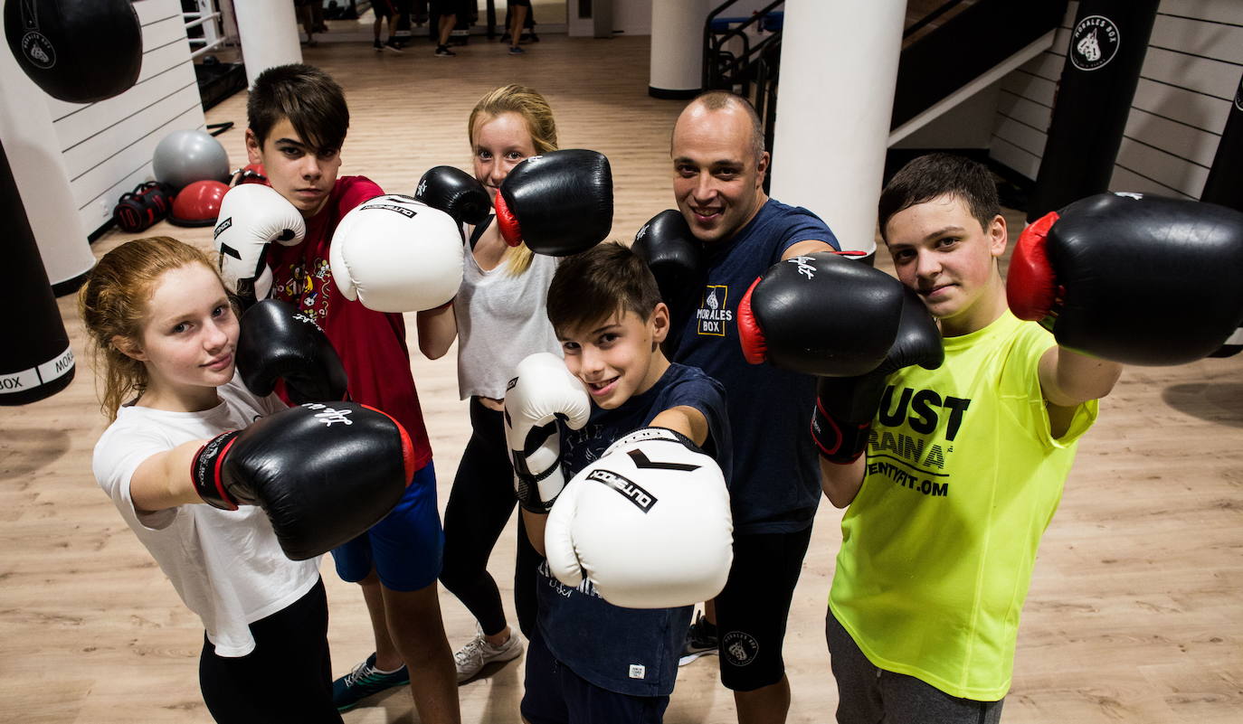 La clase se divierte con el boxeo.