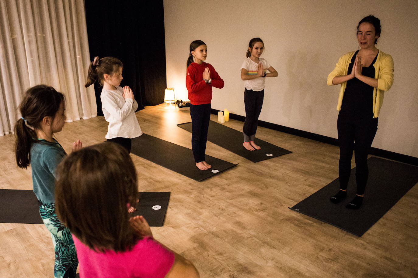 Las alumnas atienden a la profesora.