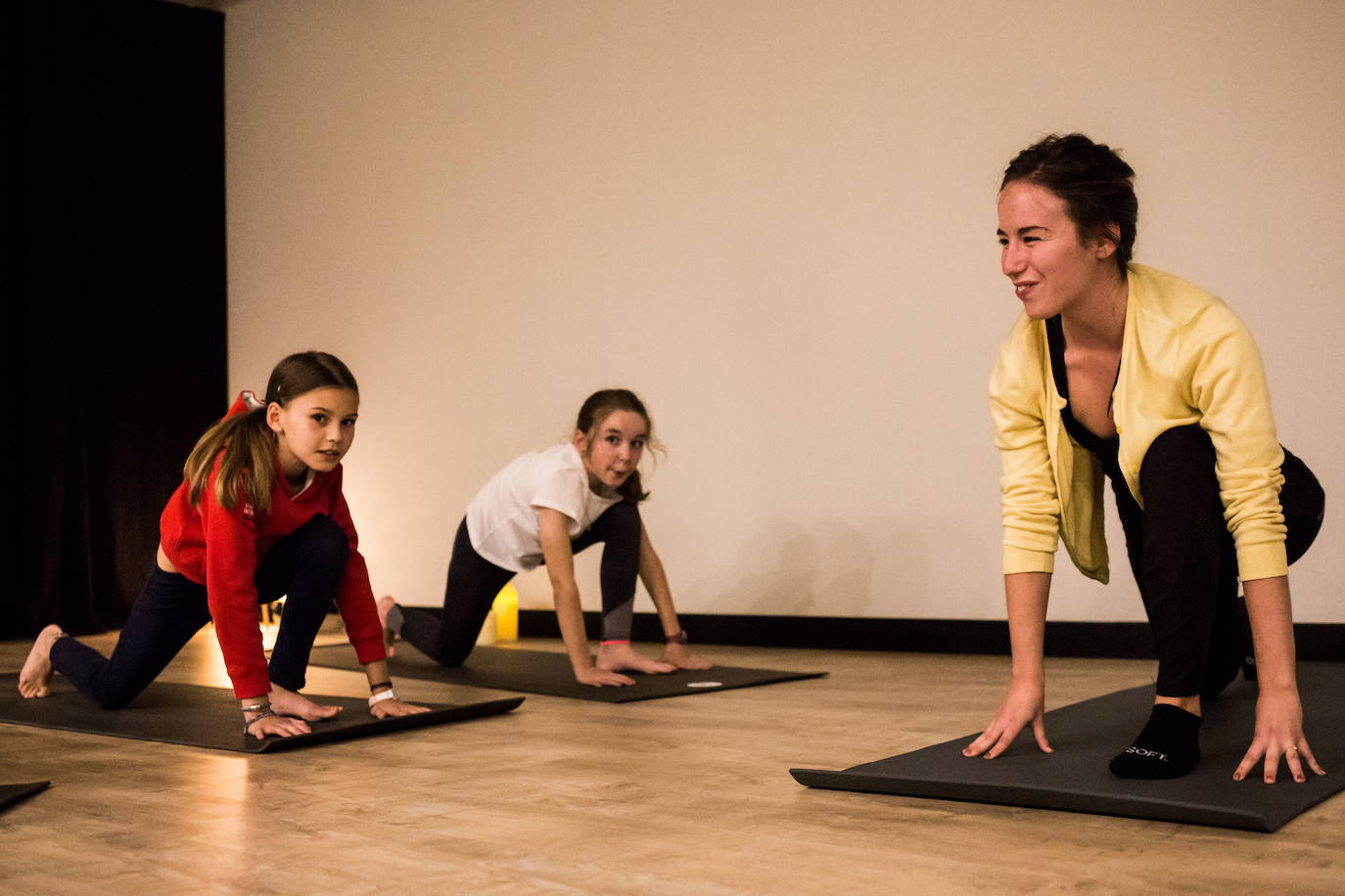 La profesora sonríe ante la mirada de las alumnas.