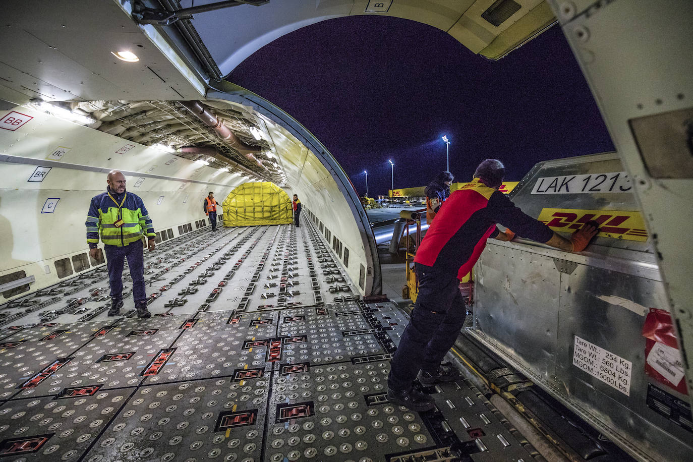 Álvaro Collado, a la izquierda, responsable de operativa PM, durante la descarga del Airbus A-300, capaz de albergar 42 toneladas.