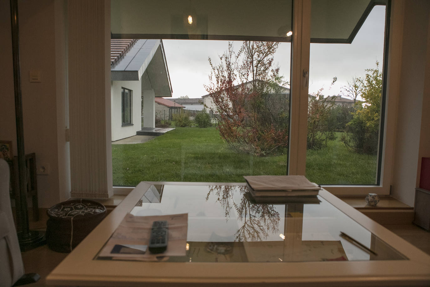 Las ventanas tienen un triple cristal que evita el enfriamiento de la casa.