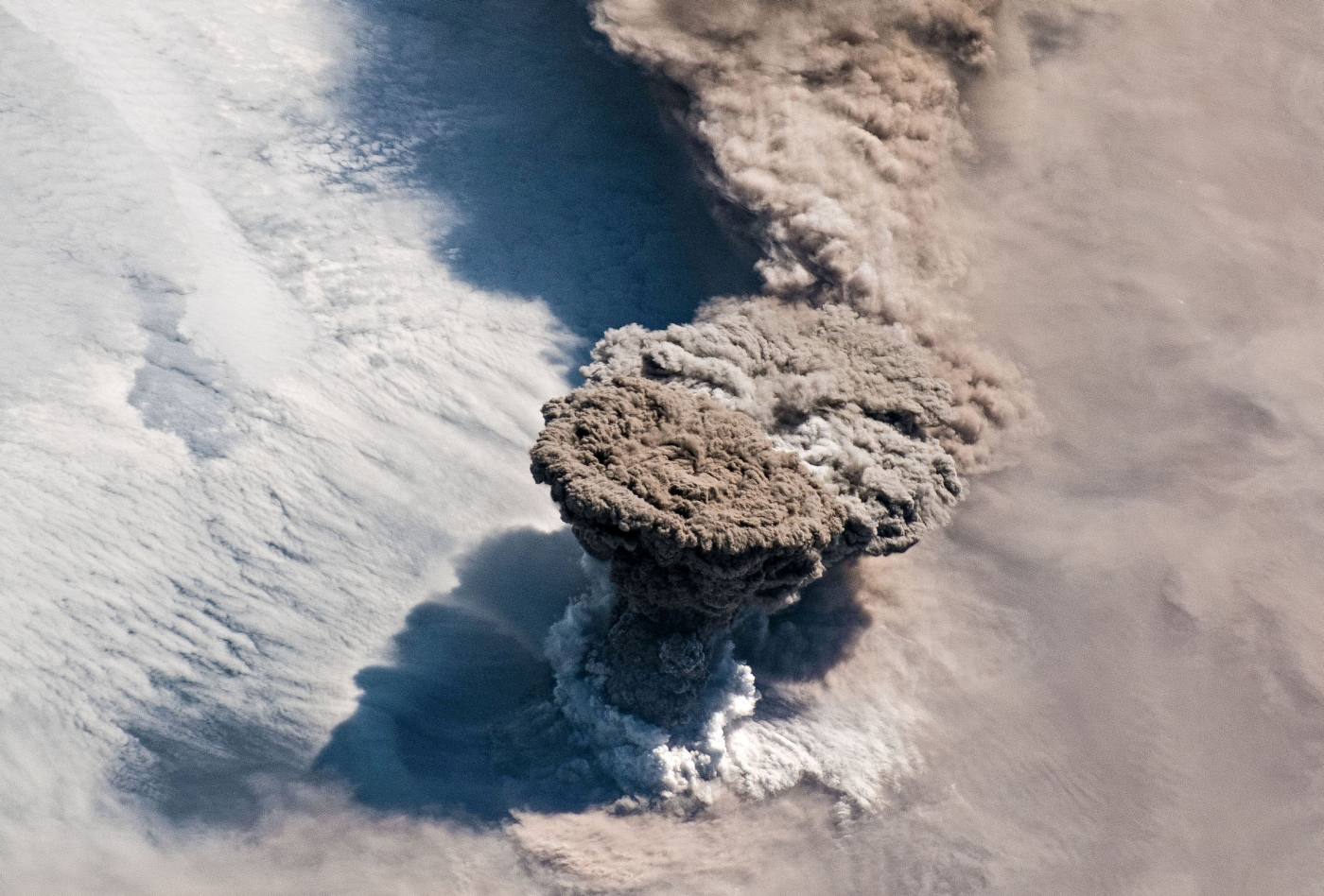 Una enorme nube de ceniza y humo sale de las islas Kuril, en el Pacífico Norte, después de una serie de inesperadas erupciones del volcán Raikoke. La imagen ha sido tomada desde la Estación Espacial Internacional. 