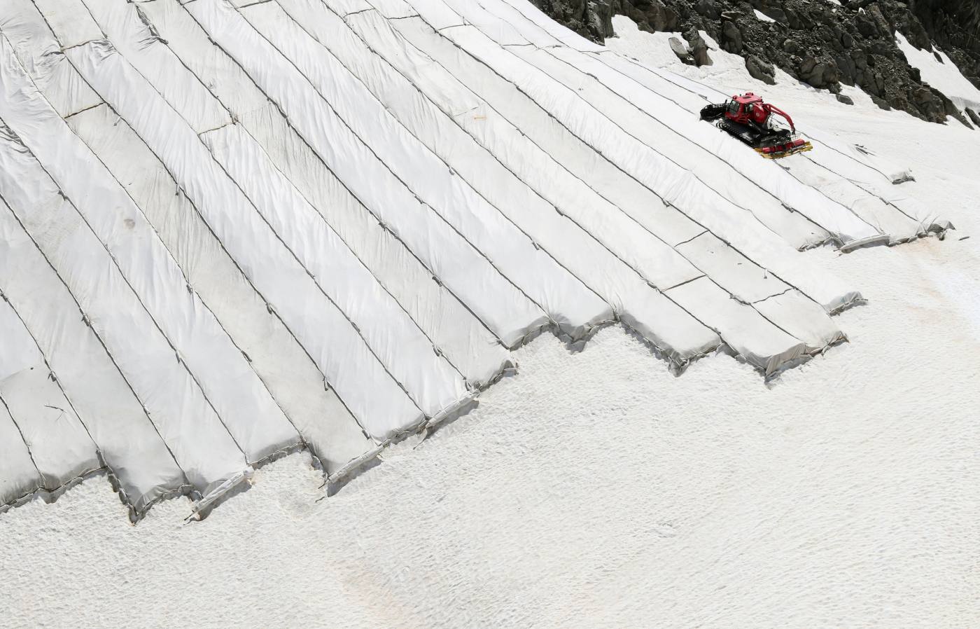 Partes del glaciar de Gurschengletscher, cubiertos con plástico cerca de la cumbre del Gemsstock (2.961 metros) en Suiza durante el mes de julio.