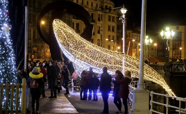 Imagen principal - Imágenes del encendido de luces del año pasado.