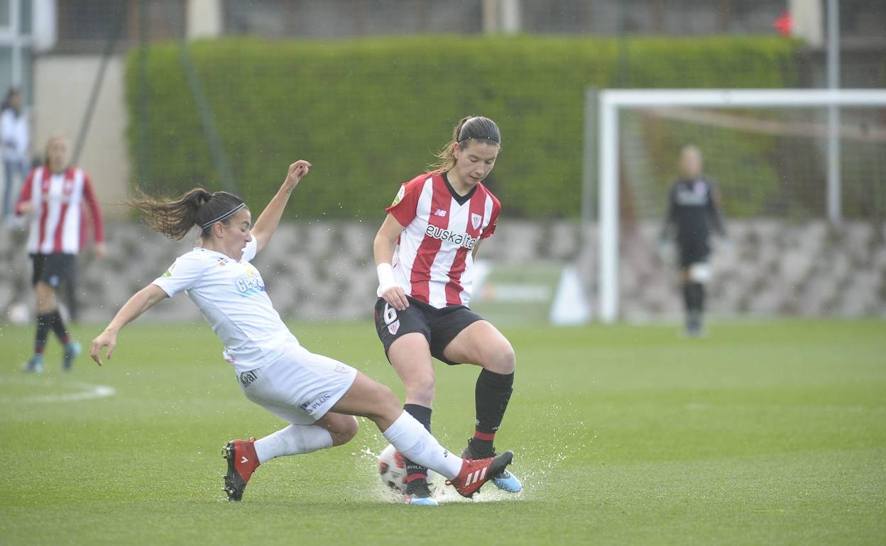 Damaris tratando de controlar un balón ante una jugadora del Logroño el curso pasado en Lezama. 