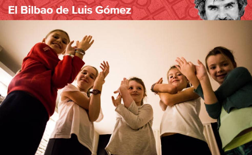 Niños que práctican yoga en Bilbao.