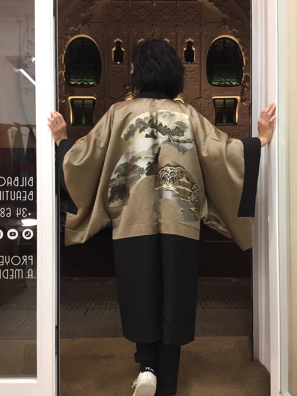 Kimono 'vintage' dorado con detalles en la espalda de la firma bilbaína 'Mono no Aware' (180 euros).