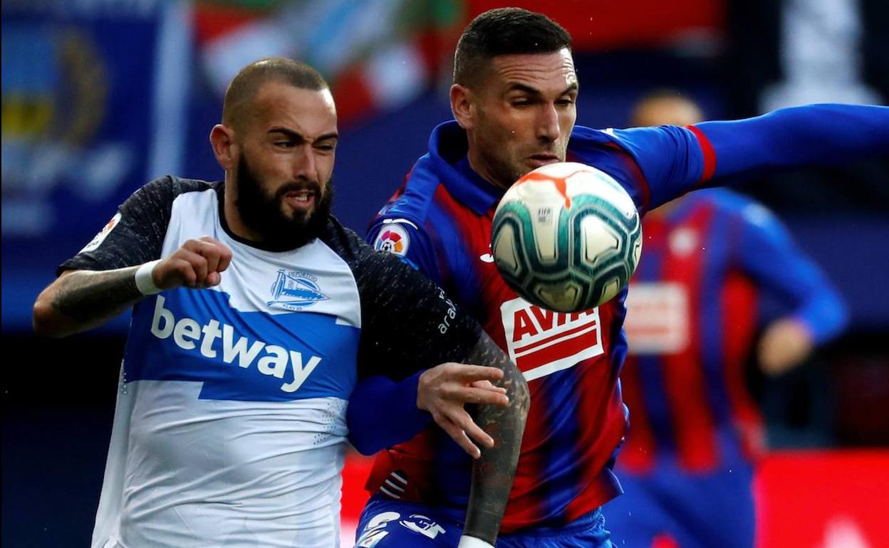 Aleix Vidal, que repite en el once inicial contra el Real Madrid, en una jugada durante el encuentro contra el Eibar.