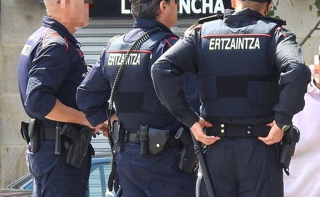 Asaltan el chalé de una pareja de ertzainas en Vitoria y se llevan tres pistolas y joyas