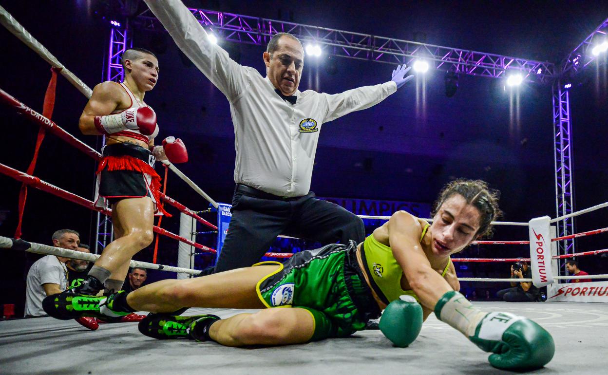 Violeta González besa la lona durante el combate. 