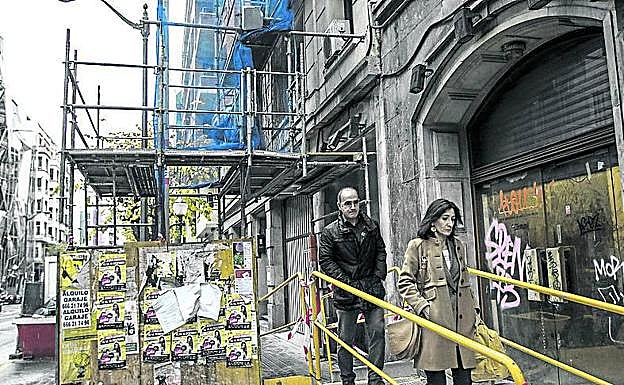 Los tinglados constriñen las aceras y el paso de los peatones.